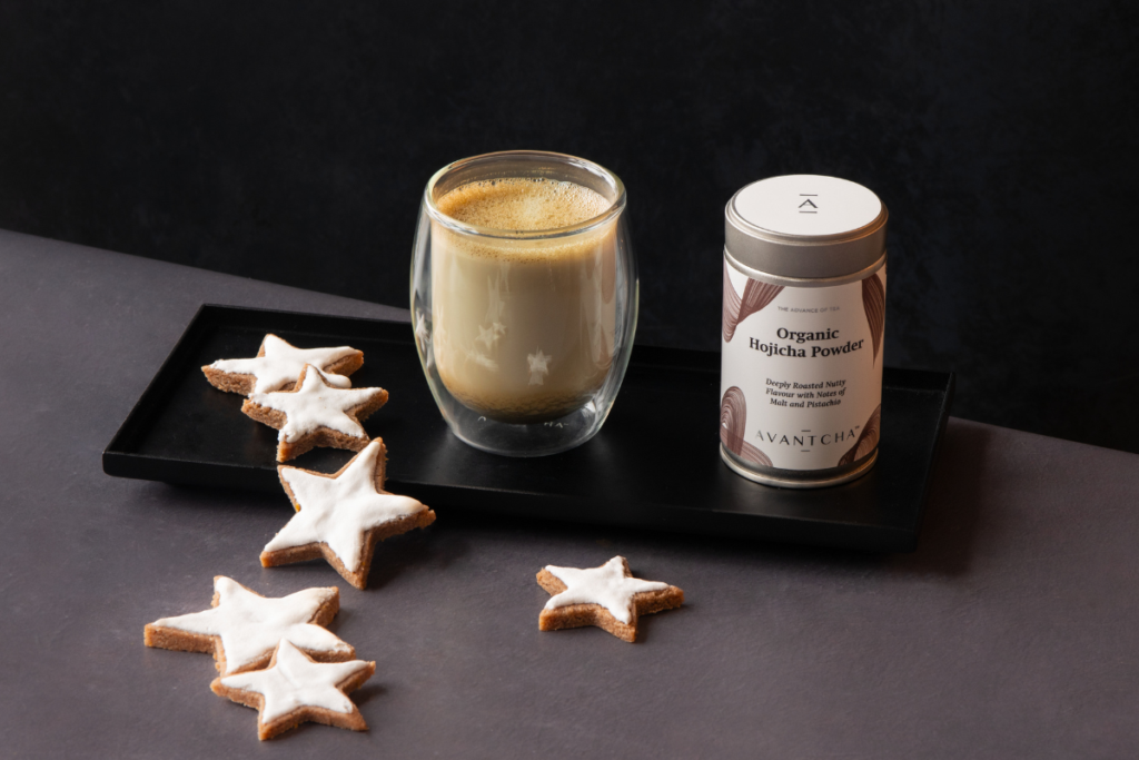 Cinnamon Star Cookies paired with Organic Hojicha Powder